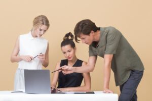 Equipo educativo utilizando tecnología para automatizar información y seguimiento de admisiones