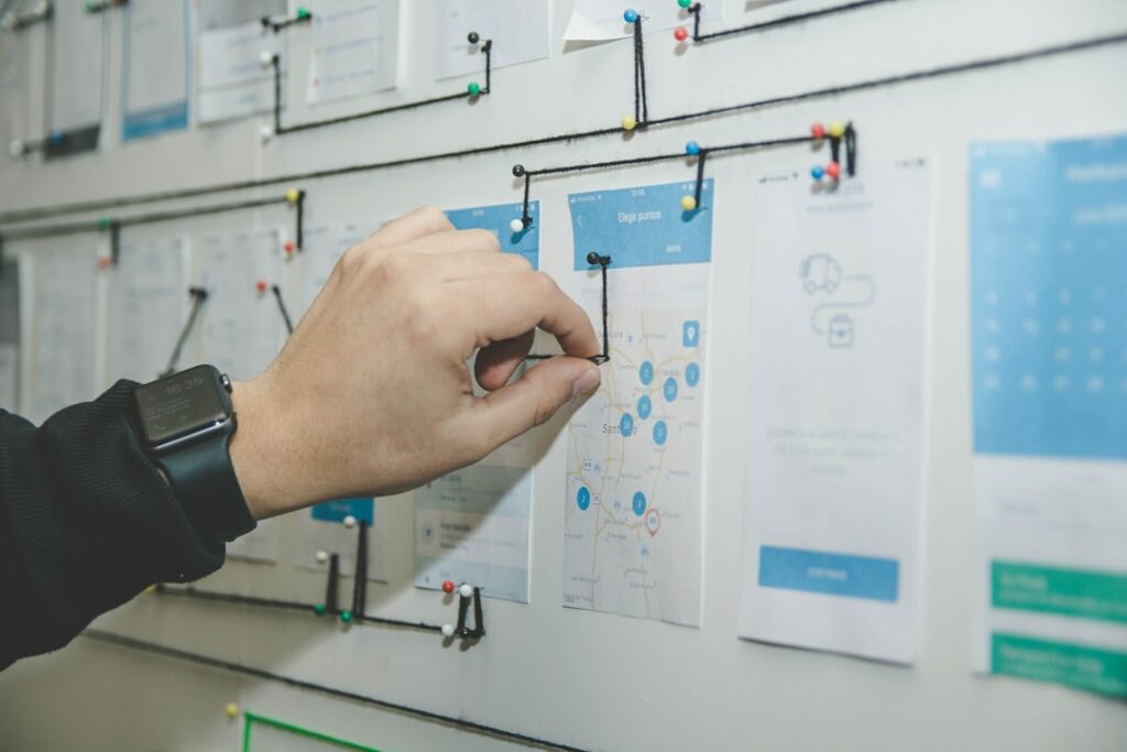 Equipo analizando procesos empresariales para automatizarlos con inteligencia artificial