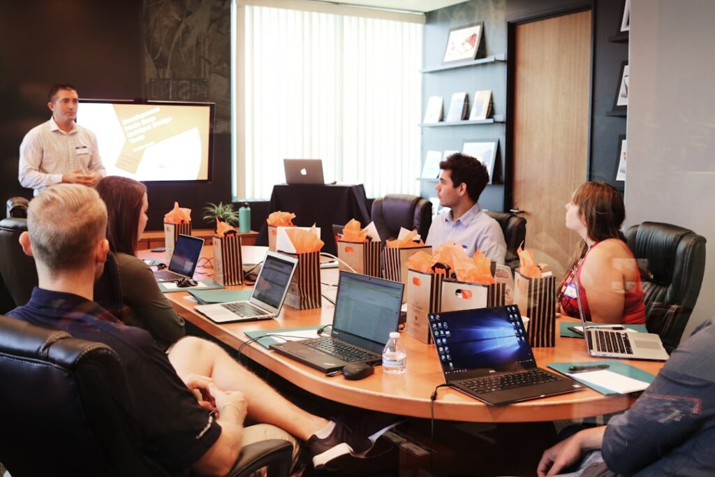 Equipo empresarial evaluando una propuesta de automatización con inteligencia artificial