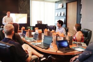 Equipo empresarial evaluando una propuesta de automatización con inteligencia artificial